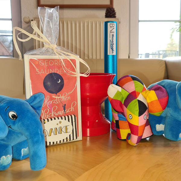 Was haben eine Elefantenherde, ein Buch, ein blauer Stab und ein rotes Gefäß gemeinsam?